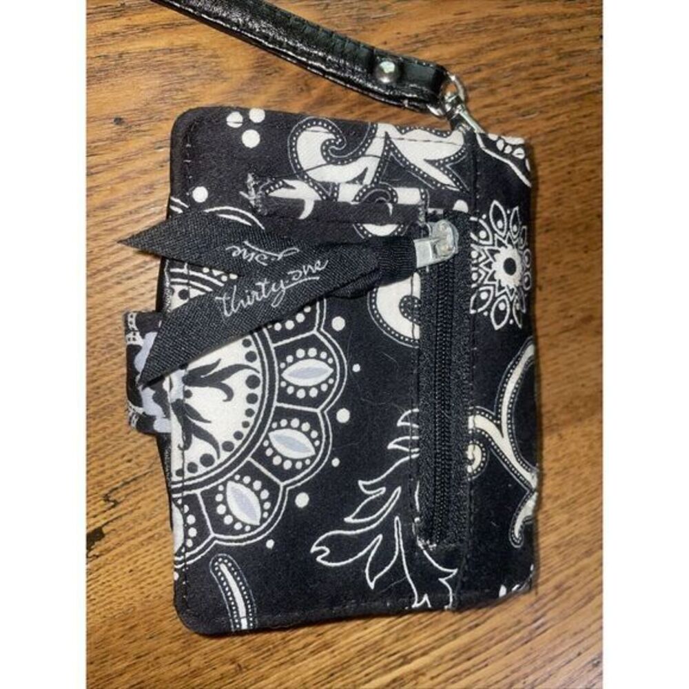 Thirty-one‎ Black And White Mandala Wristlet